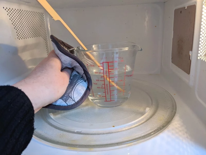 how to clean your microwave with vinegar
