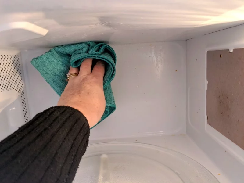 using vinegar to clean microwave